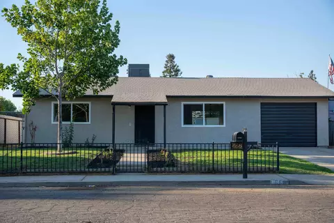 668 W Front St, Farmersville, CA 93223