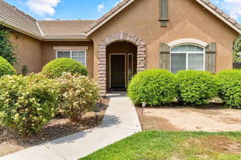 2734 W Newton Ct, Visalia, CA 93291
