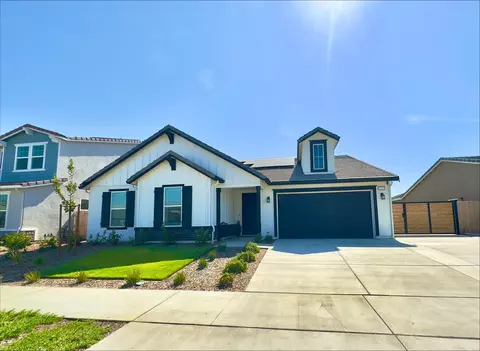 2213 N Wilsonia St, Hanford, CA 93230