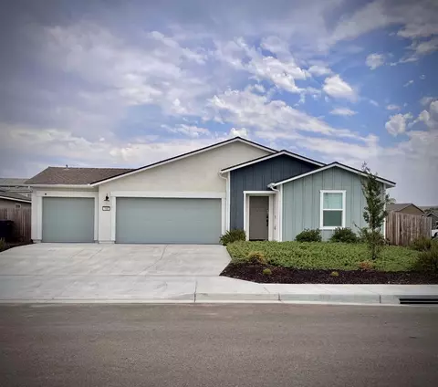 566 Shadow Creek Ct, Tulare, CA 93274