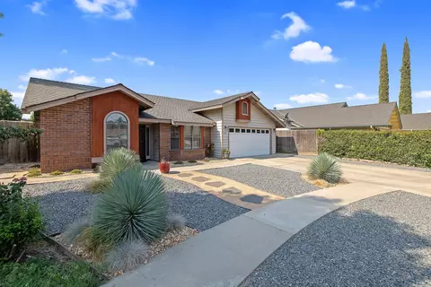 641 E Vine Ct, Visalia, CA 93292