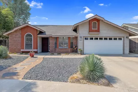 641 E Vine Ct, Visalia, CA 93292 photo 2