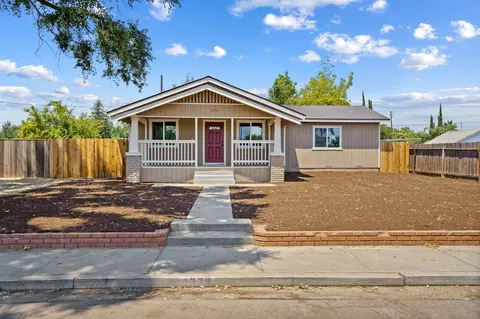 1379 E Whittaker Way, Dinuba, CA 93618