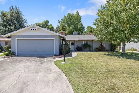 1015 W Iris Ave, Visalia, CA 93277