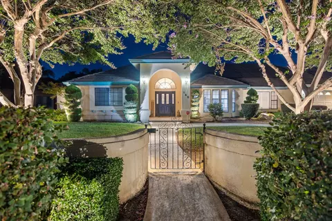 140 E Sunnyside Ct, Visalia, CA 93277