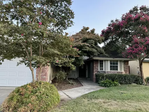 5815 W Oak Ave, Visalia, CA 93291