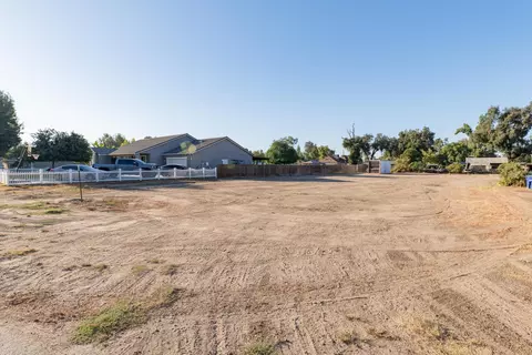 E Murphy Avenue, Laton, CA 93242 photo 4