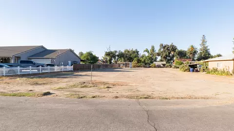 E Murphy Avenue, Laton, CA 93242 photo 3