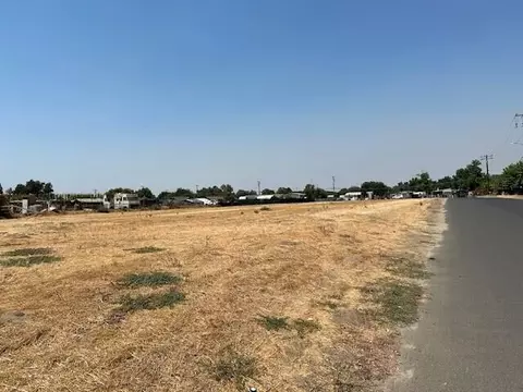 869 S Indiana St, Porterville, CA 93257