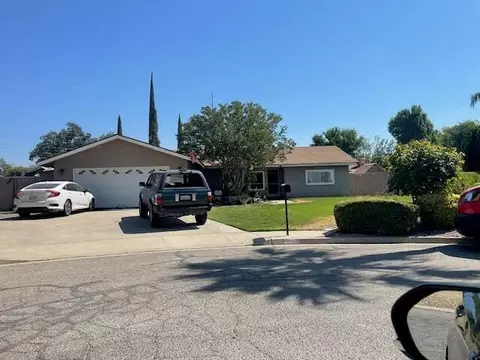 3700 S Mountain Ct, Visalia, CA 93277
