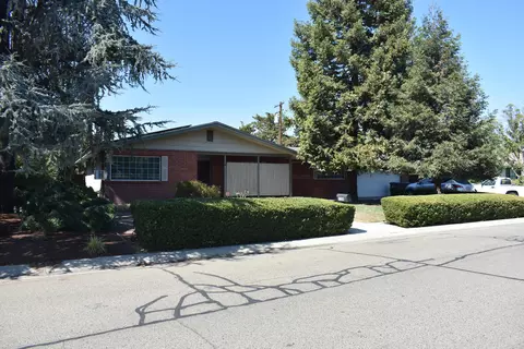 3104 W Royal Oaks Dr, Visalia, CA 93277