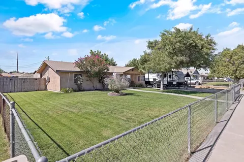 561 W Bradbury Ave, Pixley, CA 93256