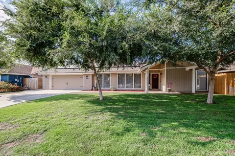 2404 E Hillcrest Ct, Visalia, CA 93292