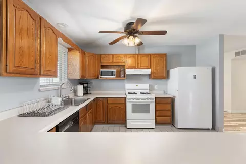 1075 Laurel Ln, Lemoore, CA 93245 photo 8