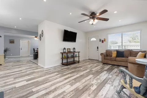 1075 Laurel Ln, Lemoore, CA 93245 photo 4