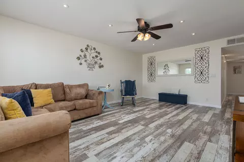 1075 Laurel Ln, Lemoore, CA 93245 photo 2