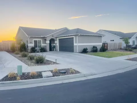 1079 S Lone Oak Ct, Porterville, CA 93257