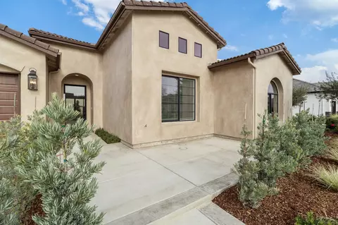 Exterior - 3136 E Beech Ct, Visalia, CA 93292 photo 8 of 11