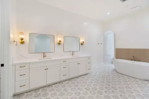 Bath - 3136 E Beech Ct, Visalia, CA 93292 photo 1 of 20