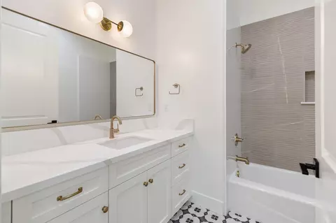 Bath - 3136 E Beech Ct, Visalia, CA 93292 photo 16 of 20