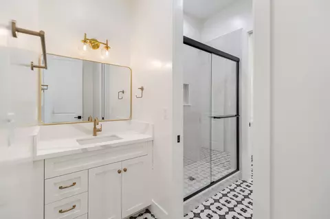 Bath - 3136 E Beech Ct, Visalia, CA 93292 photo 14 of 20