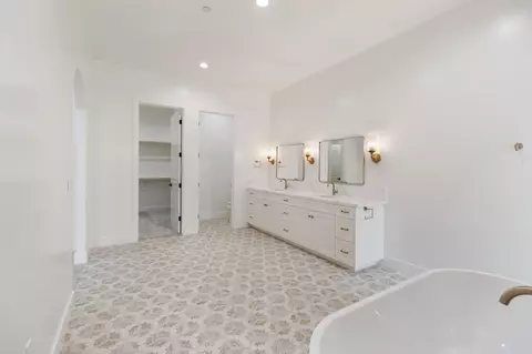 Bath - 3136 E Beech Ct, Visalia, CA 93292 photo 7 of 20