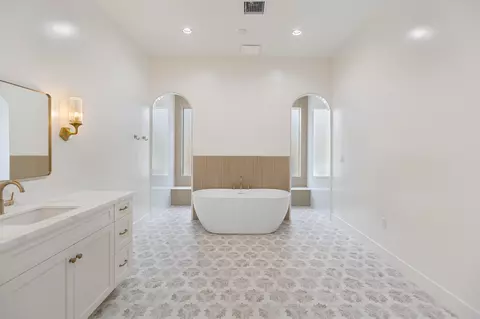 Bath - 3136 E Beech Ct, Visalia, CA 93292 photo 3 of 20