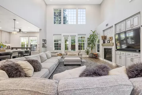 Living - 620 Pheasant Ct, Exeter, CA 93221 photo 2 of 4