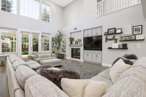 Living - 620 Pheasant Ct, Exeter, CA 93221 photo 3 of 4