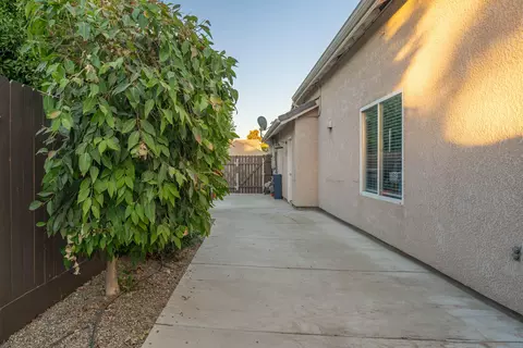 2139 S Crenshaw Ct, Visalia, CA 93277 photo 26