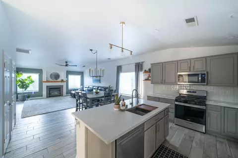 2139 S Crenshaw Ct, Visalia, CA 93277 photo 8