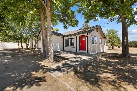 889 W Mariposa St, Lindsay, CA 93247