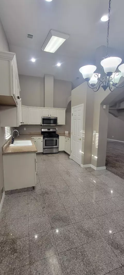 529 E Ferguson Ct, Visalia, CA 93292 photo 12