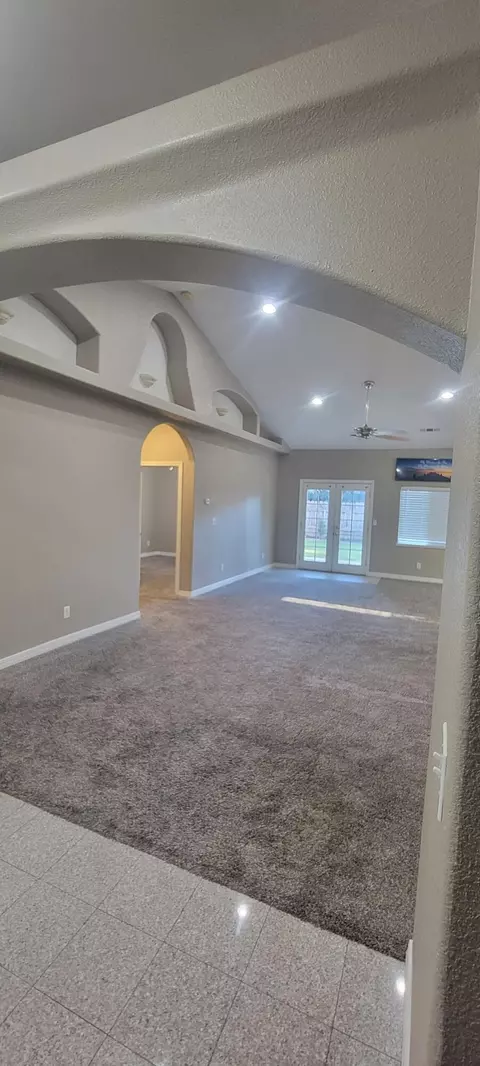 529 E Ferguson Ct, Visalia, CA 93292 photo 8