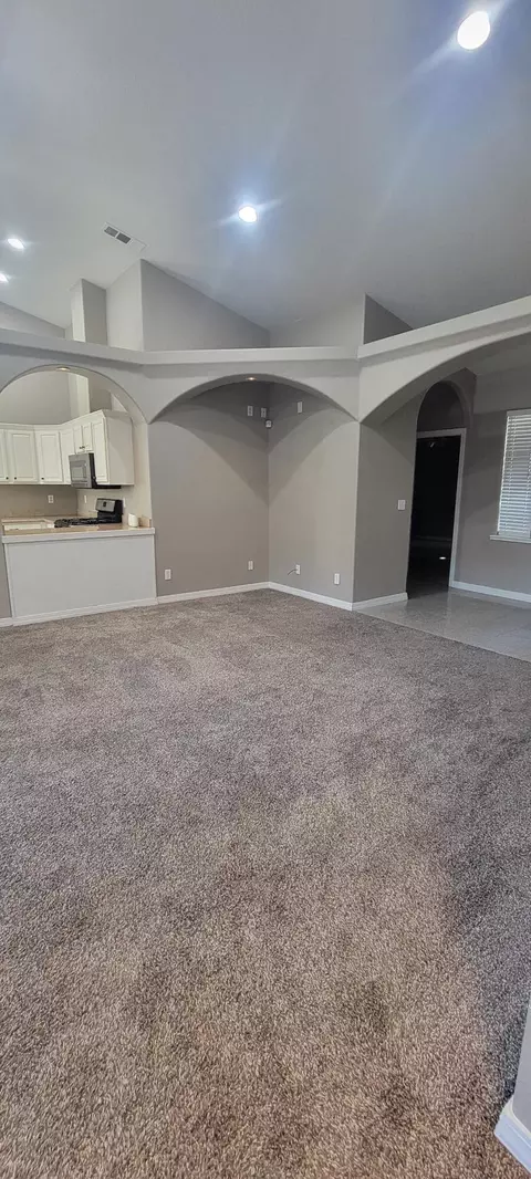 529 E Ferguson Ct, Visalia, CA 93292 photo 6