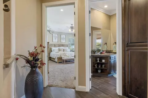 Entry Way - 2164 W Benton Ct, Exeter, CA 93221 photo 10 of 11