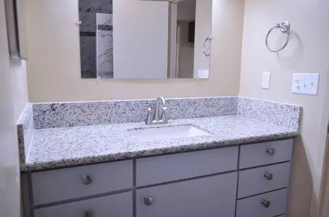 Bath - 43777 Kaweah River Dr, Three Rivers, CA 93271 photo 2 of 9