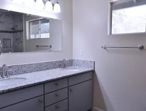 Bath - 43777 Kaweah River Dr, Three Rivers, CA 93271 photo 7 of 9