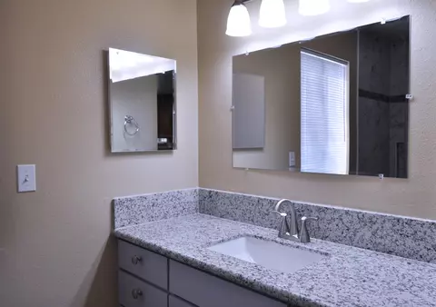 Bath - 43777 Kaweah River Dr, Three Rivers, CA 93271 photo 1 of 9