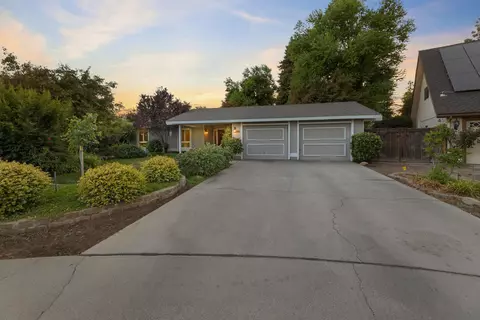 950 W Feemster Ave, Visalia, CA 93277