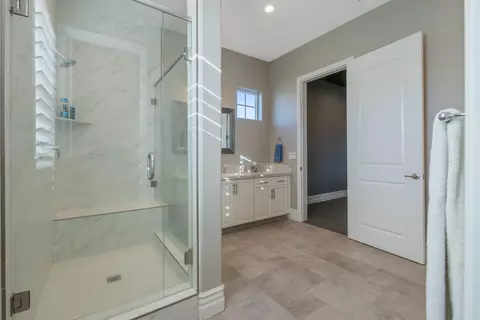 Bath - 216 Pinnacle Dr, Madera, CA 93636 photo 5 of 12