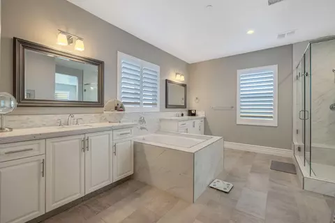 Bath - 216 Pinnacle Dr, Madera, CA 93636 photo 9 of 12