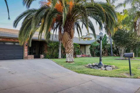 1015 E San Joaquin Ave, Tulare, CA 93274