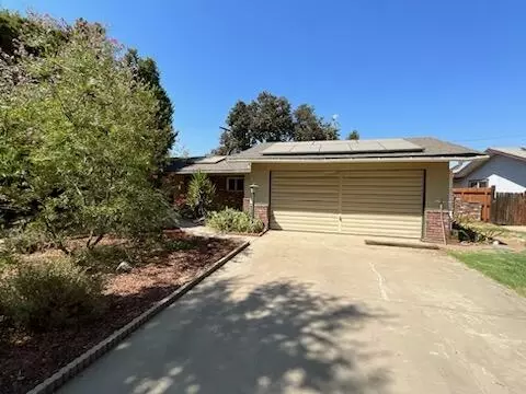 146 E Berkeley Ave, Tulare, CA 93274