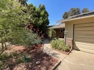 146 E Berkeley Ave, Tulare, CA 93274 photo 3
