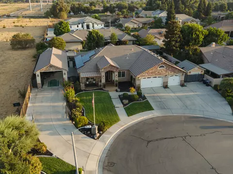 4433 E Sycamore Ct, Visalia, CA 93292