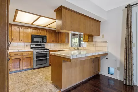 1204 E Cambridge Ave, Visalia, CA 93292 photo 12