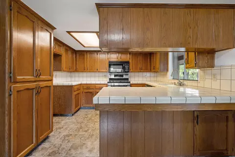 1204 E Cambridge Ave, Visalia, CA 93292 photo 13
