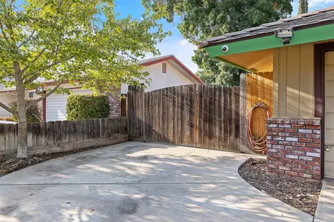 1204 E Cambridge Ave, Visalia, CA 93292 photo 3