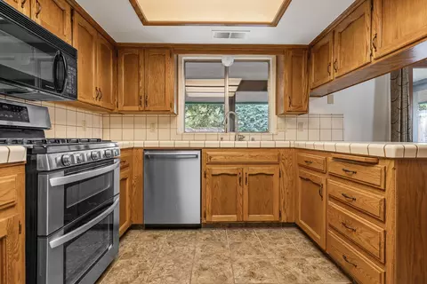 1204 E Cambridge Ave, Visalia, CA 93292 photo 15